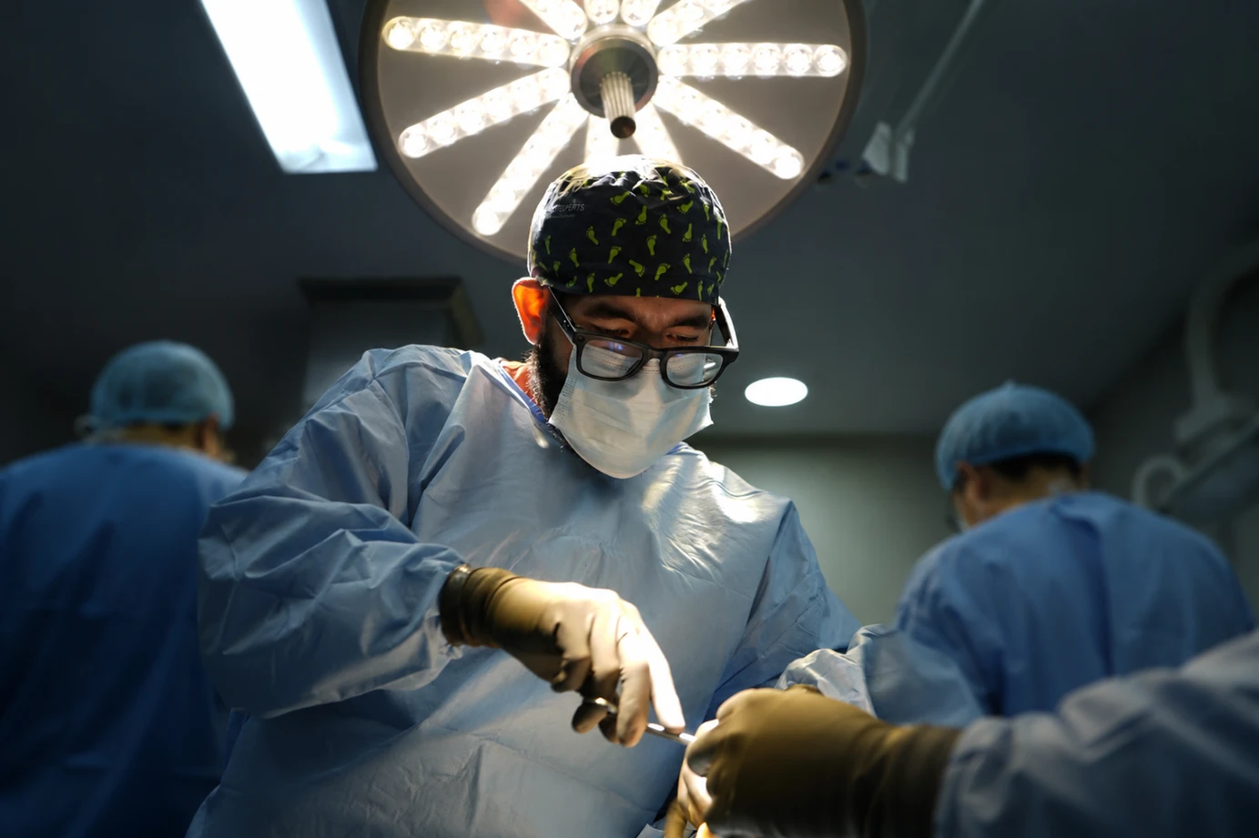 El Dr. Isaac Pacheco y su equipo durante una cirugía de pie y tobillo en quirófano