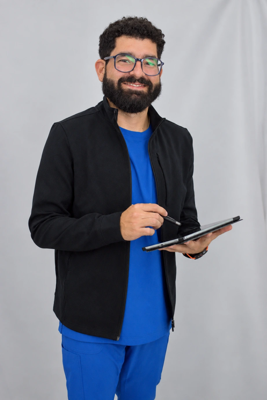 Retrato del Dr. Isaac Pacheco, ortopedista y traumatólogo en Mérida