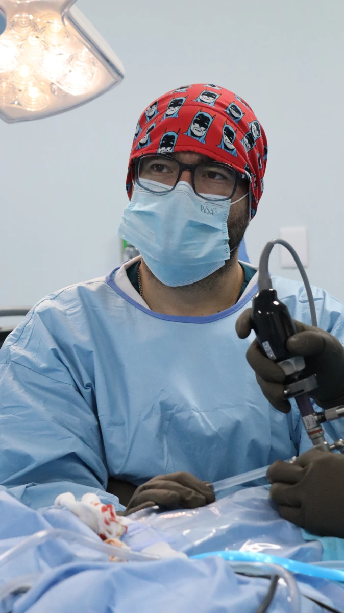 El Dr. Isaac Pacheco sostiene el artroscopio durante una cirugía de rodilla